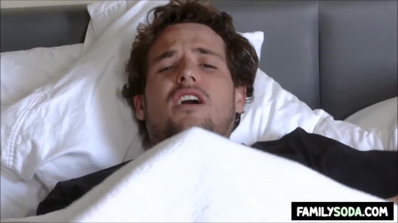 Magra pelada levando porra quente na buceta da vizinha