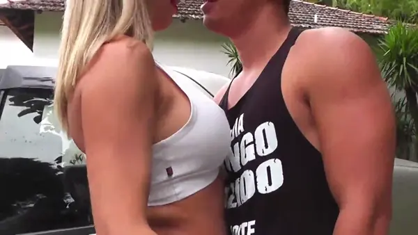 Apk porno de uma peituda cavalgando e gemendo com novinho