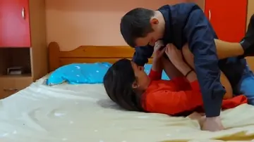 Bucetinha gostosaa lambendo a xota molhada da garota no motel