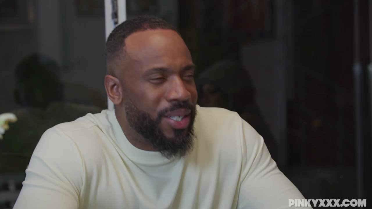 Chupando buceta deliciosa negão metendo duro na novinha safada