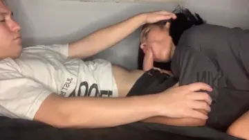 Gostosa dando a bucetona safada chupando um pau grande e branco