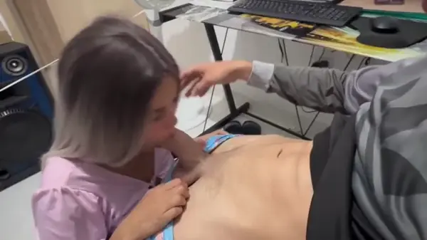 Loiras peladas exibindo safadeza, chupando com vontade e gozando na boca