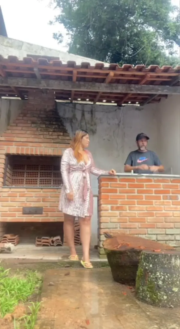 Morena gostosa se masturbando e gemendo de prazer, safada querendo rola na buceta