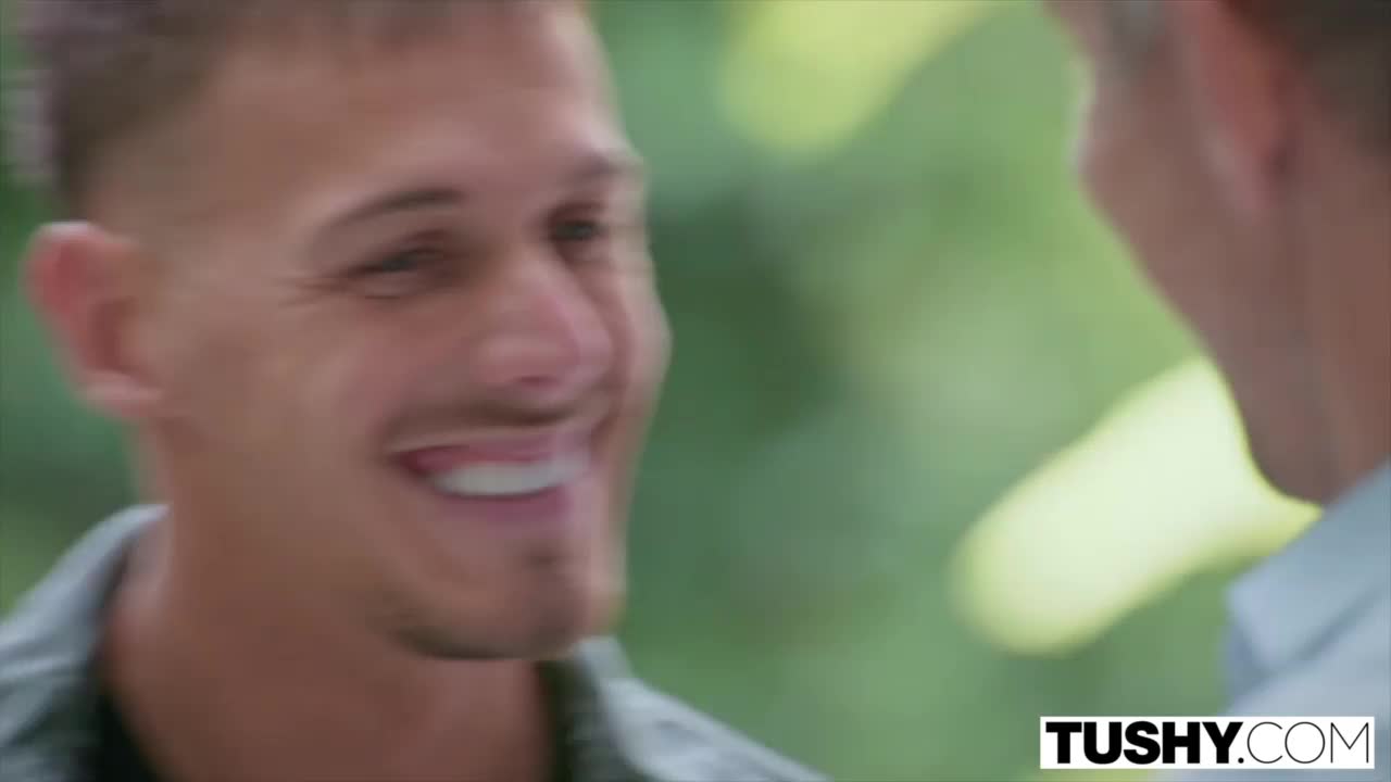 Moreninha gostosa transando com amigo no sexo selvagem com a vadia