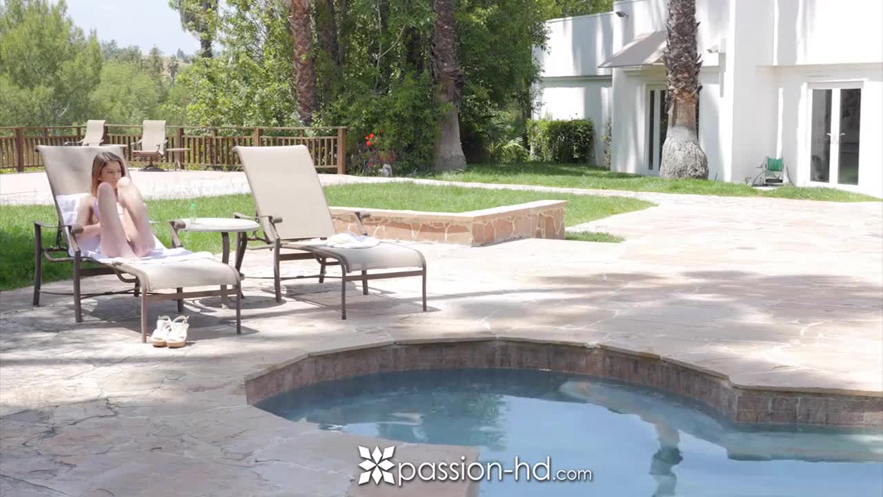 Mulheres transando com jovem comendo a amiga gostosa na piscina