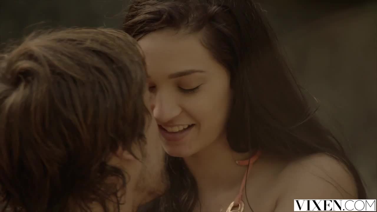 Putaria caseira com jovens transando gostoso na cama