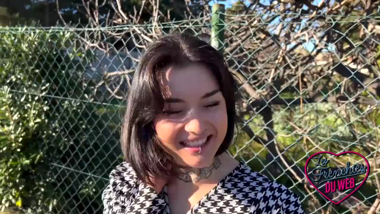 Rabuda peladinha metendo gostoso com a vadiazinha ao ar livre