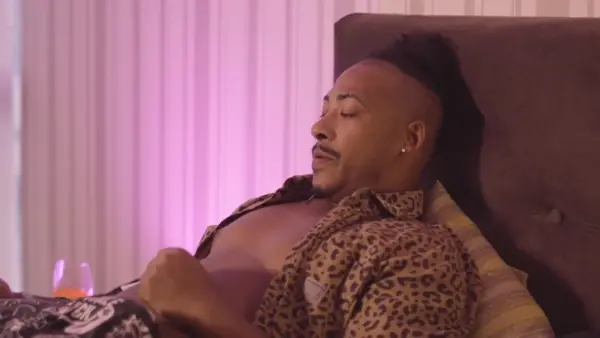 Tirando a virgindade comendo o cuzinho da prima safada