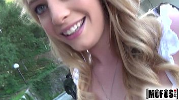 Loira deliciosa esfola o cuzinho gostoso e leva jato por dentro