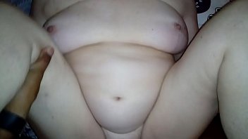 Velha safada comendo amiga na frente da tela