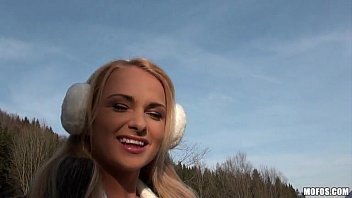 Xvixeos com novinha loira safada gemendo na floresta
